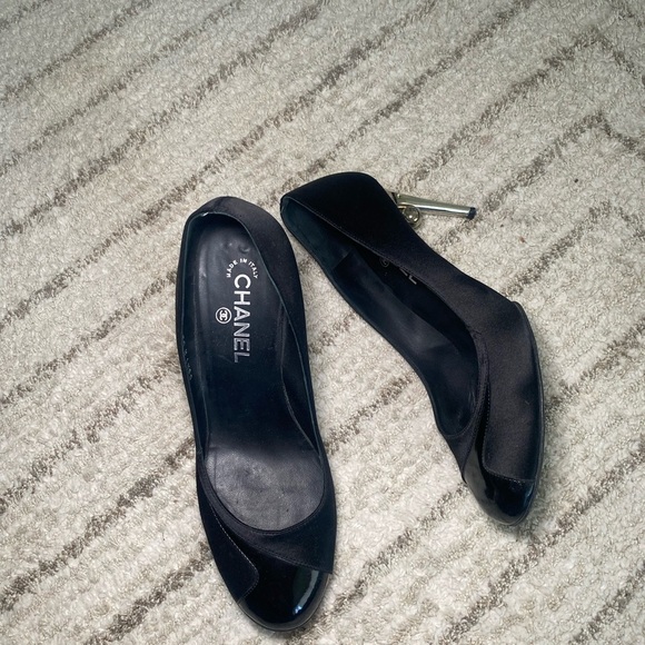 Chanel Black Satin & Patent Leather Heels w/ Sculptural Silver Heel size 40 - Picture 9 of 12
